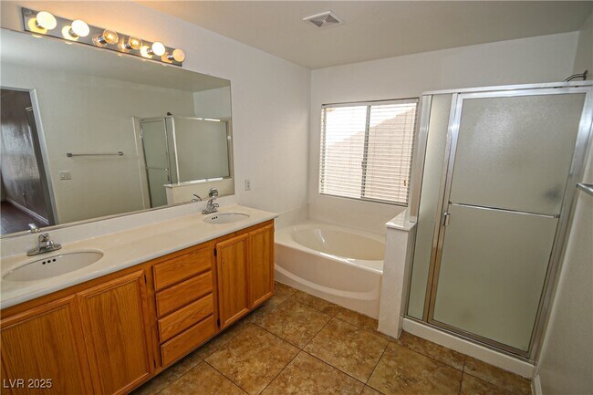 Building Photo - 132 Cadrow Castle Ct