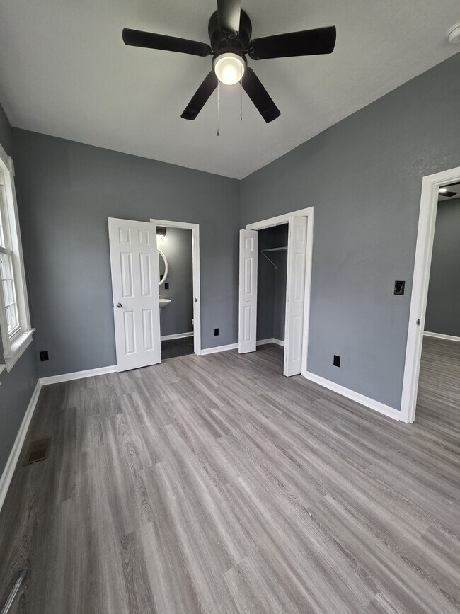 Building Photo - 307 E Pembroke Ave