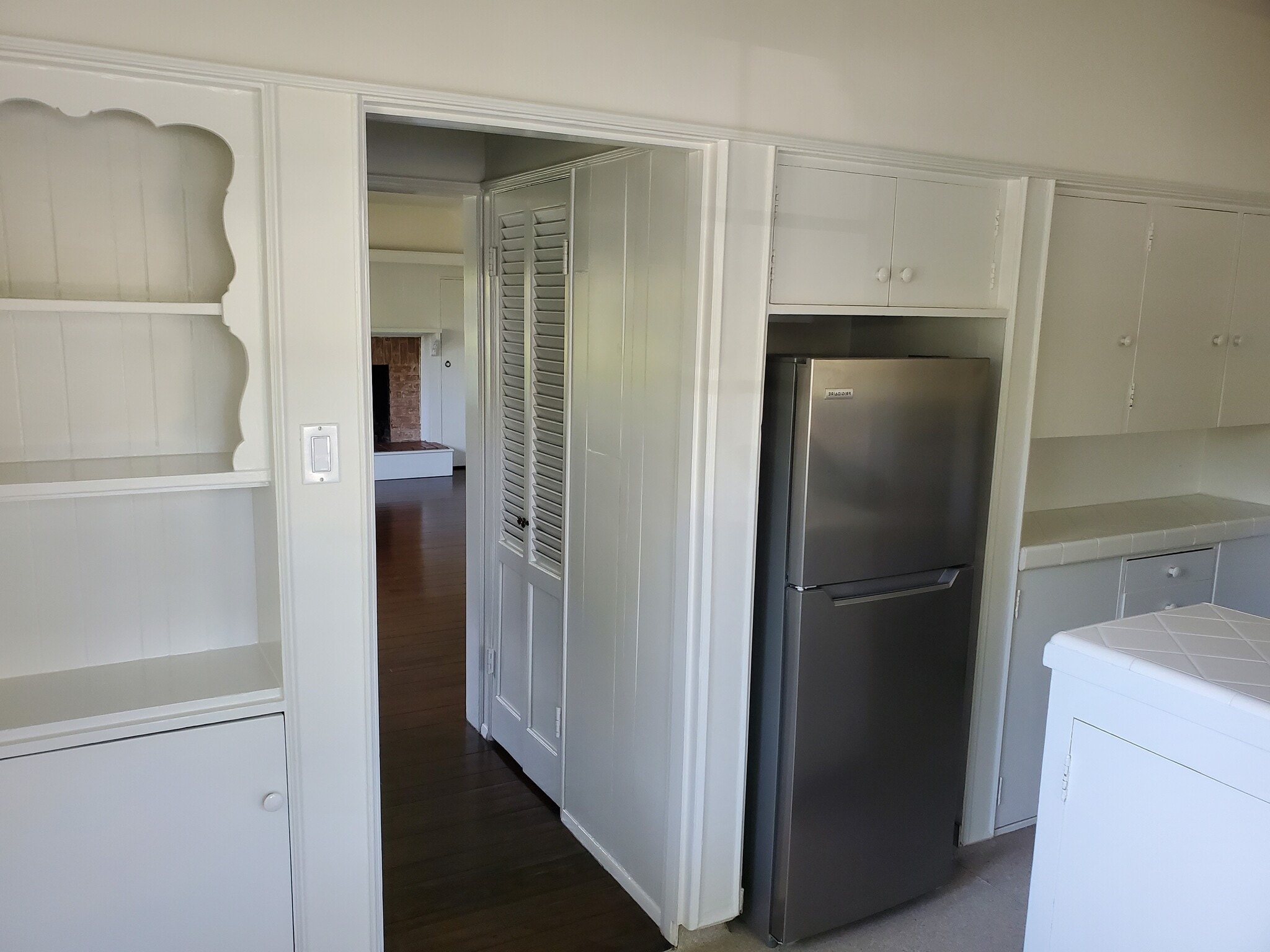 Building Photo - 8531 Rosewood Ave