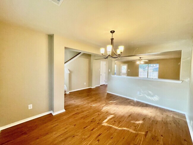 Building Photo - BEAUTIFUL 4 BR/2BTH HOUSE LOCATED IN CIBOL...