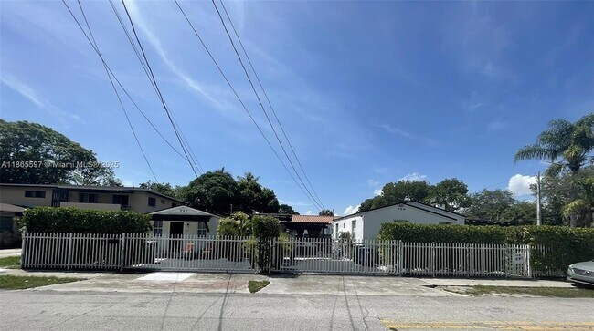 Primary Photo - 200 NE 110th St
