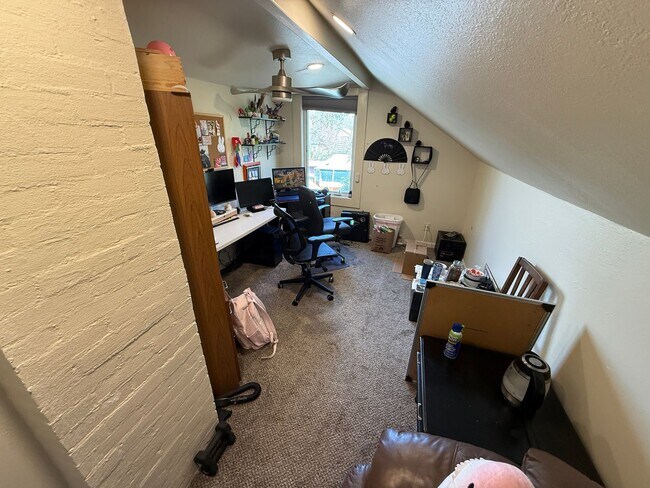 Building Photo - 7 bedroom 3.5 bath Game Room