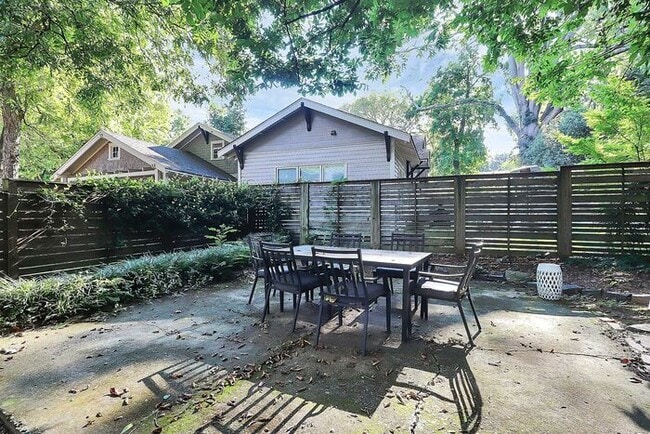 Building Photo - Charming 2nd Floor 2BD/1BA Unit on Pecan Ave!