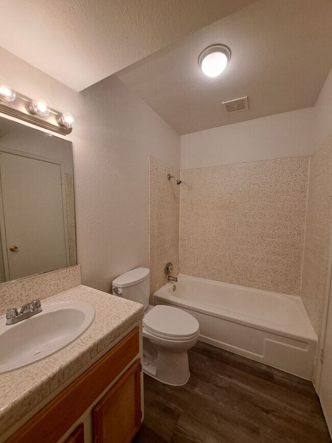 Building Photo - Charming 2-Bedroom Townhome in Fresno – Spacious Layout, Modern Kitchen & Community Amenities!