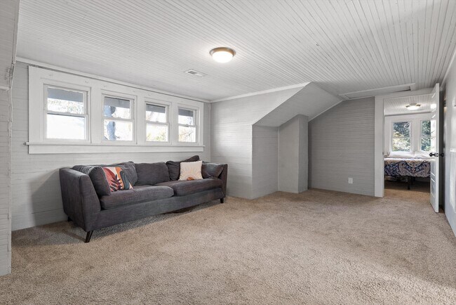 Building Photo - 207 Culberson Ave