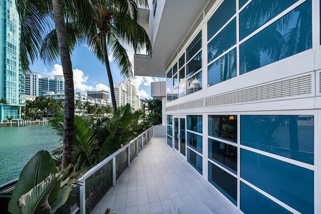 Building Photo - 6103 Aqua Ave
