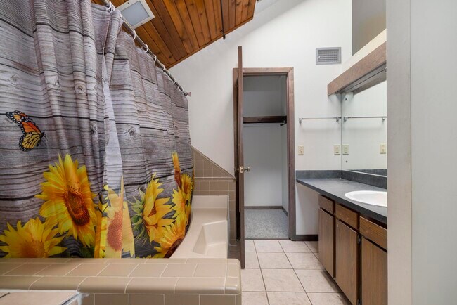 Building Photo - 115 Beechnut St