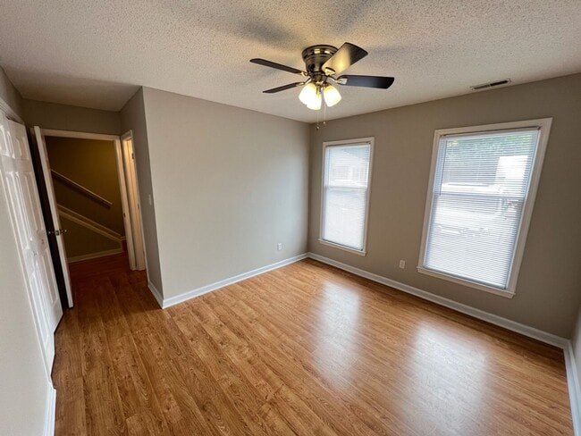 Building Photo - Adorable 3 Bedroom Townhouse w/ 1st Floor Bedroom