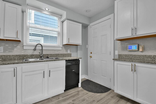 Building Photo - 626 E Jenkins Ave