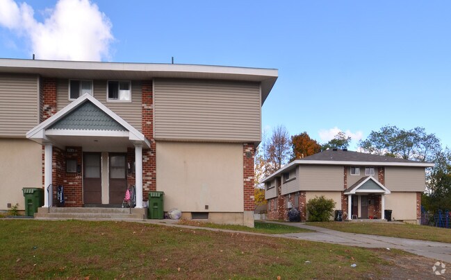 Building Photo - MacGathan Townhouses