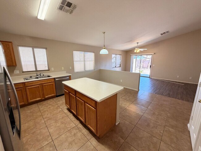 Building Photo - 3/2 Single story Avondale Home *Custom Paint* & Carpet in Beds Only!
