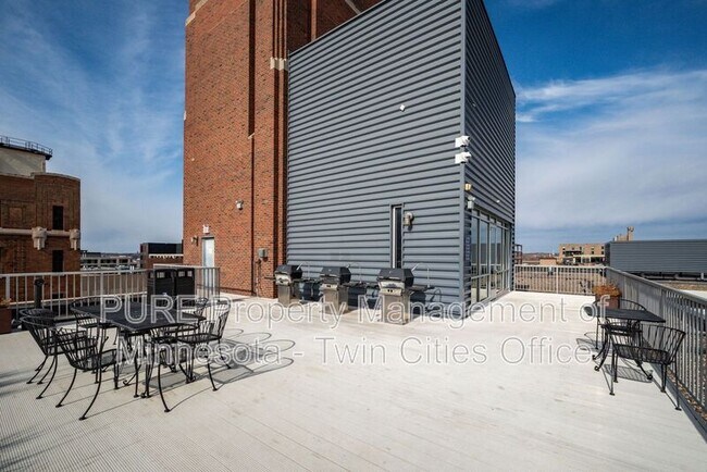 Building Photo - 700 N Washington Ave