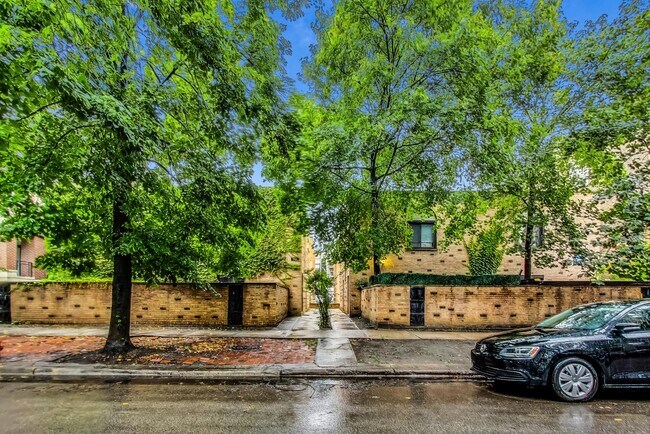 Building Photo - 862 W Lill Ave