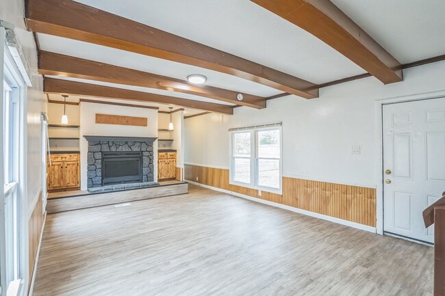 Building Photo - Updated 2 bedroom 2 bath Home in Laurel La...