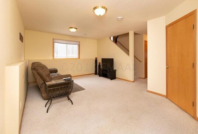 Building Photo - 3 Bedroom Townhome in South Fargo