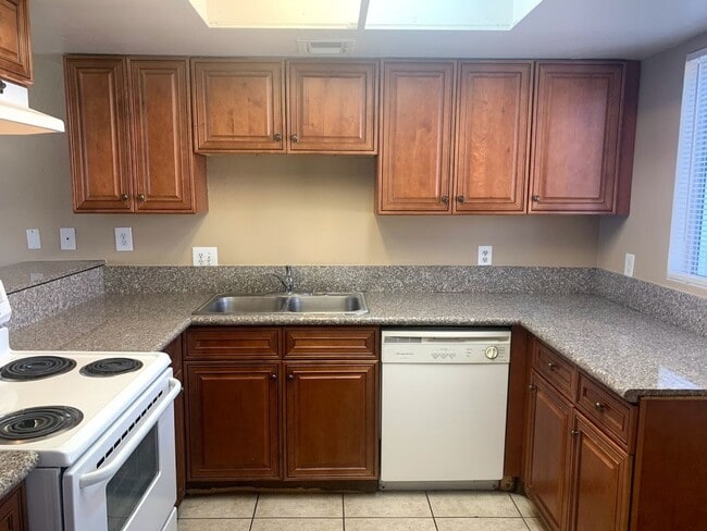 Building Photo - Check out this Freshly Painted and New Flo...