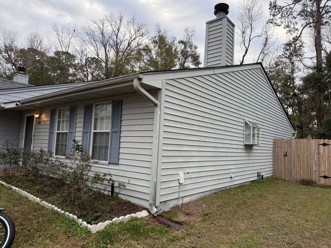 Building Photo - In Town Townhome With Fenced Yard