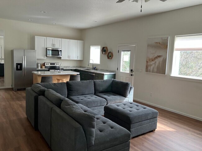 Building Photo - 1105 Granite Hill Rd