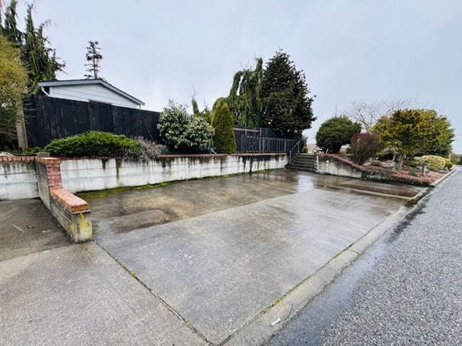 Building Photo - Burlington 3 Bed 2 Bath Home in quiet neighborhood