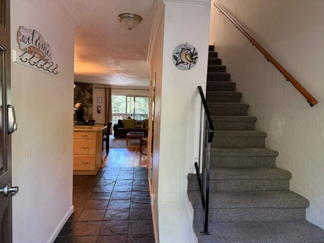 Building Photo - Centrally located townhouse in Incline Village