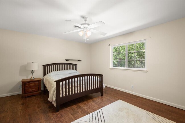 Building Photo - 1713 Deerfield Dr