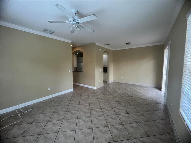 Building Photo - 6920 Julia Gardens Dr