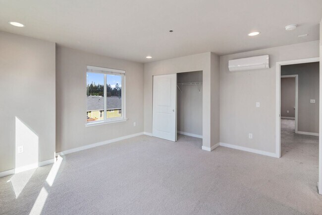 Building Photo - Rainier View Court Townhomes - Contemporar...
