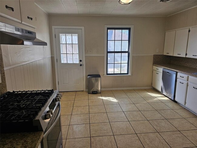 Building Photo - 503 W 12th St