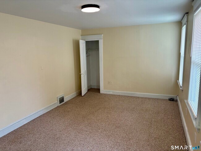 Building Photo - 565 Sylvan Ave