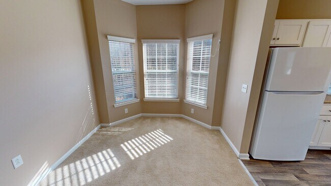 Building Photo - Second Floor Rear View 3 Bedroom in a Gate...
