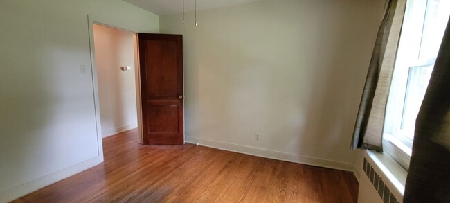 Building Photo - Brick ranch in Southside with large privat...