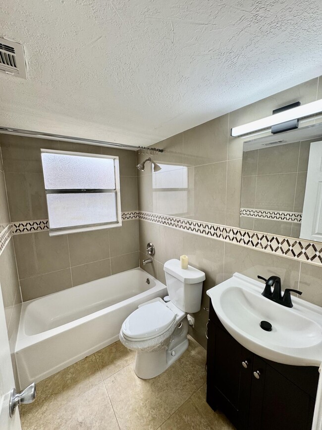 Building Photo - 10008 Twin Lakes Dr