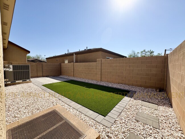 Building Photo - 4247 E White Water Dr