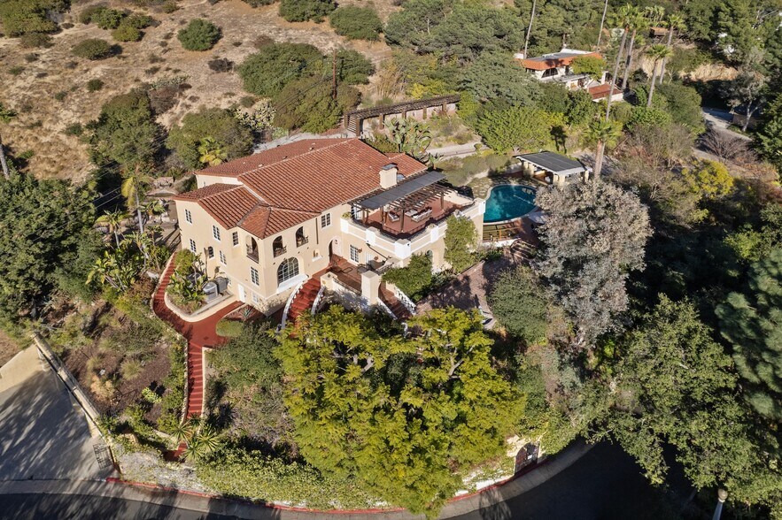 Building Photo - 2856 Glendower Ave