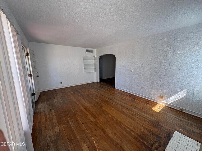 Building Photo - 3701 Jackson Ave