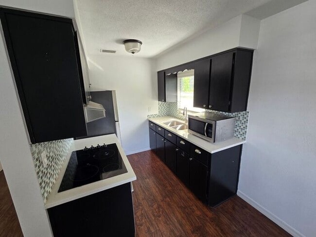 Building Photo - ** $500 OFF MOVE IN SPECIAL** Charming 2 bed 1 bath garage apartment in the heart of down town Or...