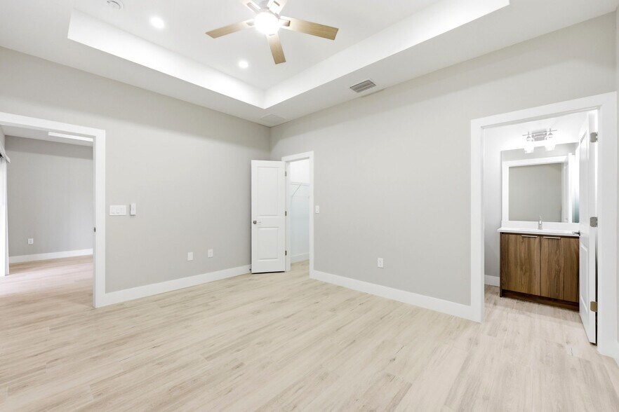 Building Photo - 4700-4702-4702 22nd St SW