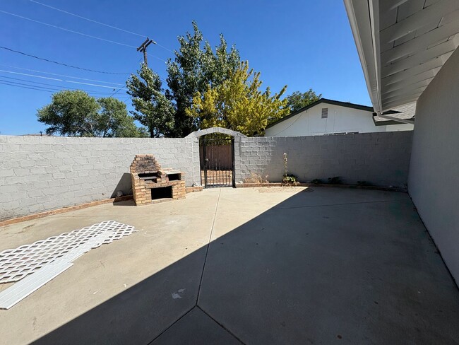 Building Photo - Fully Renovated 3-Bed in the heart of Teha...