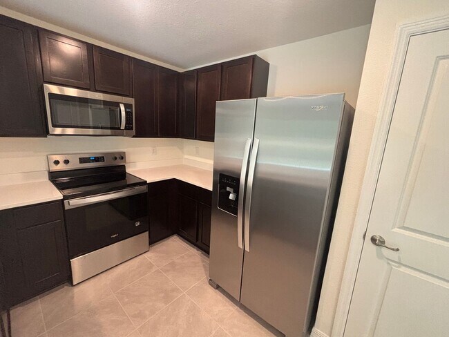 Building Photo - Amazing Location! Town House with Garage I...