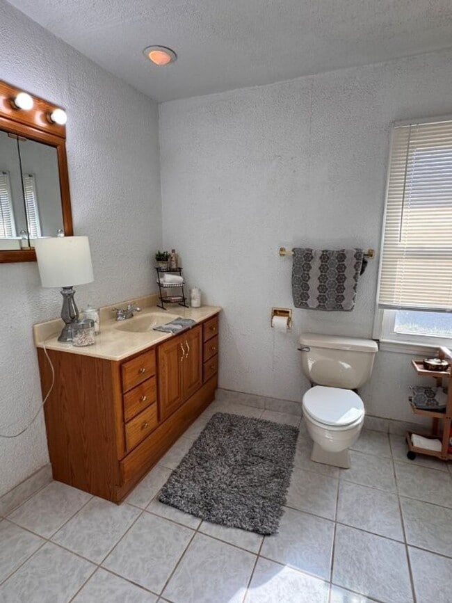 Building Photo - 2 bed 1.5bath  New paint, new flooring, new range, fenced yard!