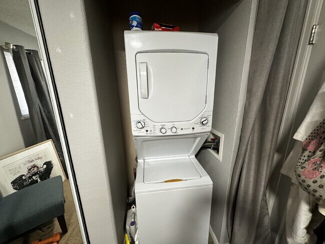 Building Photo - Available NOW! Cosy duplex in Potter Highlands!