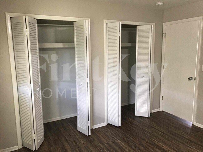 Building Photo - 3922 SE 2nd Ave