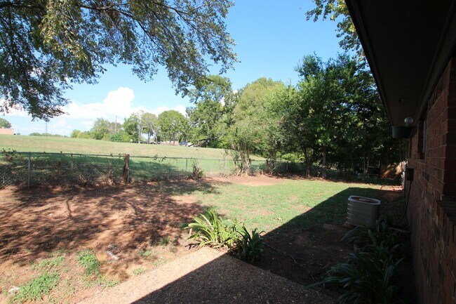 Building Photo - 201 Barbara St