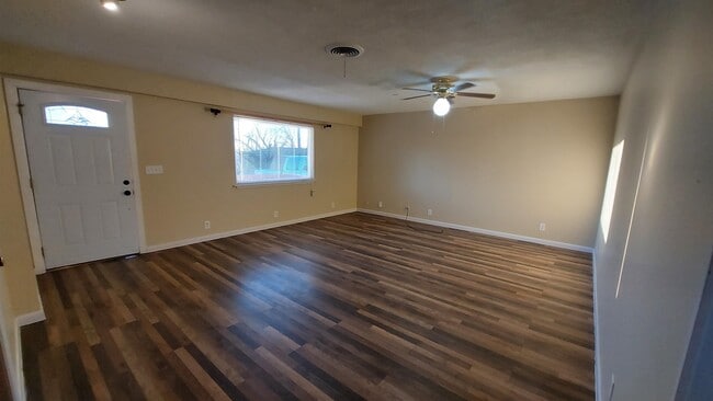 Building Photo - 707 Lewis Dr