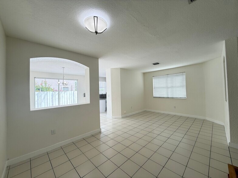 Building Photo - 15131 SW 23rd Ln