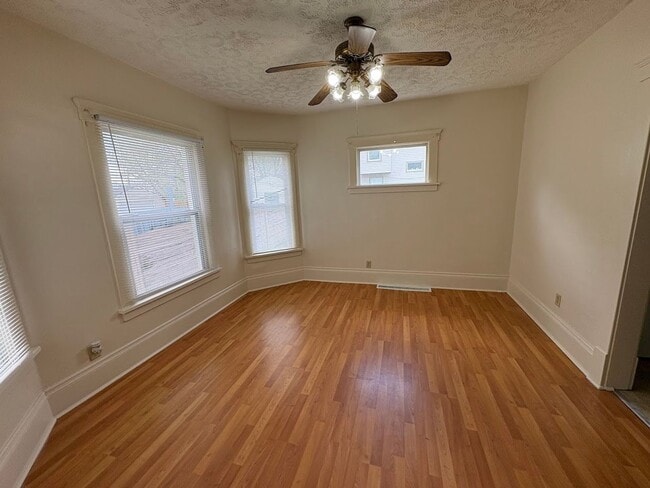 Building Photo - Three bedroom one bathroom home for rent