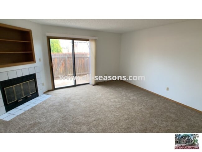 Building Photo - Southeast Townhome Close to Bases!