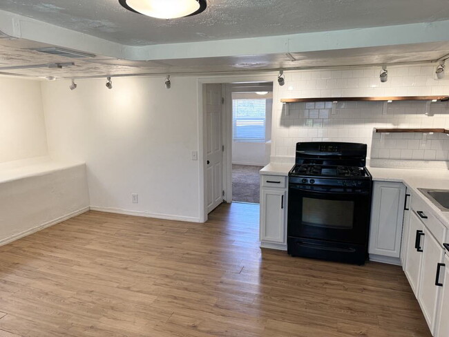 Building Photo - "Charming 2-Bed Apartment with ALL UTILITIES INCLUDED!! – Cozy Comfort Awaits!"