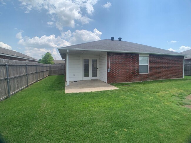 Primary Photo - Moore 3 Bed 2 Bath