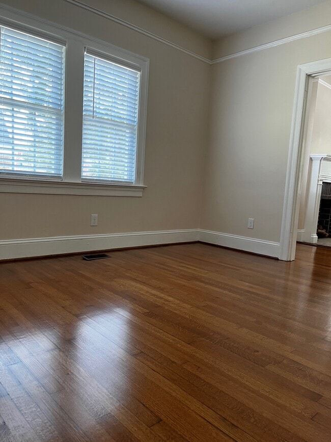 Dining room - 909 E Mulberry St